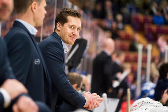 Växjös huvudtränare Sam Hallam jublar