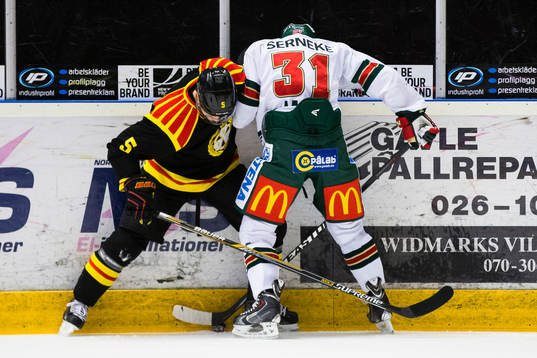 Brynäs Lukas Kilström och Frölundas Nicklas Lasu i kamp