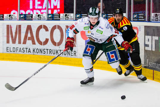 Frölundas Anton Blidh i kamp om pucken med Brynäs Lukas