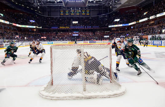 Färjestads Rasmus Asplund och Joel Eriksson Ek anfaller