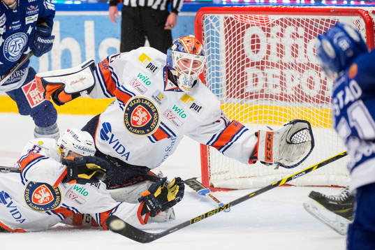 Växjös målvakt Stefan Steen slänger sig framför mål