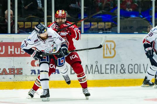 Modos Donald Brashear trycker till Linköpings Jonas Junland