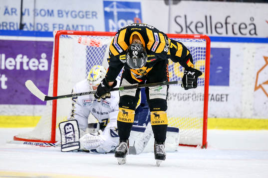 Skellefteås Kirill Kabanov deppar framför Hv71s målvakt