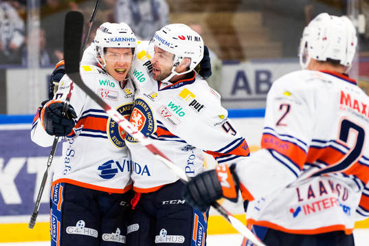 Växjös Ville Varakas och Josh Hennessy jublar