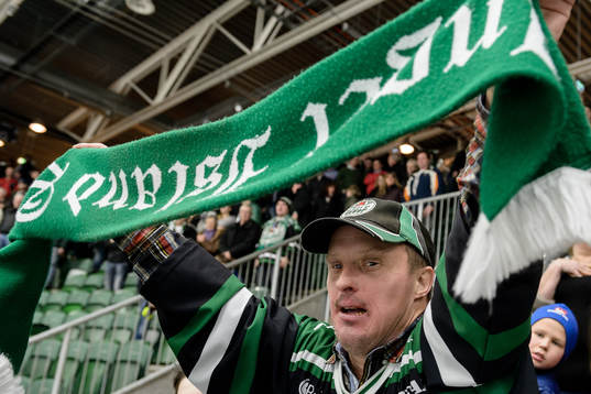 En glad Rögle supporter firar