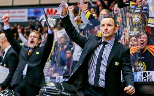 Brynäs tränare Thomas Berglund jublar