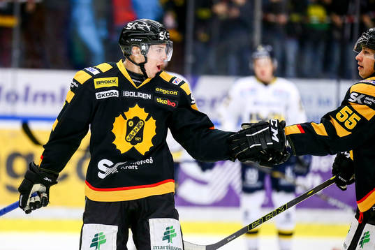 Skellefteås Pär Lindholm gör 2-2 mot Hv71s målvakt