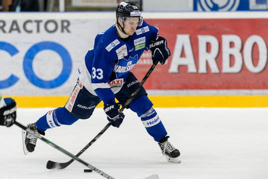 Karlskogas Johan Nilsson skjuter ett skott