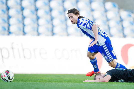 IFK Göteborgs Lasse Vibe i en duell med Jablonecs Marek