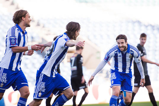 IFK Göteborgs Lasse Vibe (mitten) gör 1-0 och jublar mot
