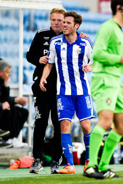 IFK Göteborgs Emil Salomonsson får hjälp av planen av