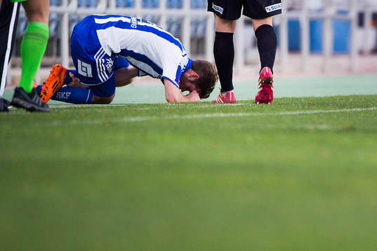 IFK Göteborgs Emil Salomonsson får ont