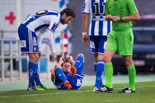 IFK Göteborgs Emil Salomonsson får ont