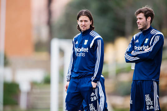IFK Göteborgs Lasse Vibe och Emil Salomonsson tittar på