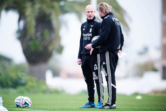 IFK Göteborgs målvaktstränare Stefan Remnér diskuterar
