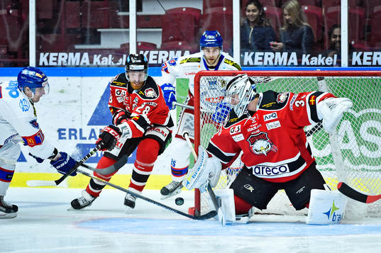 Oskarshamns Arsi Piispanen oroar framför Malmö Redhawks