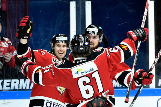 Malmö Redhawks Magnus Häggström kramas om