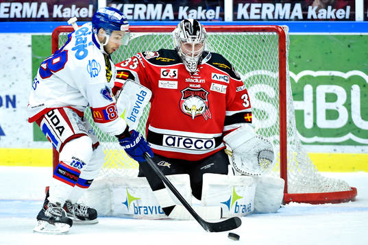 Oskarshamns Greg Squieres utmanar framför Malmö Redhawks