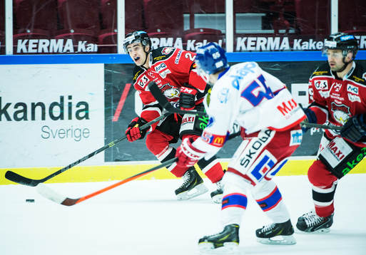 Malmö Redhawks Nils Andersson med pucken jagas av