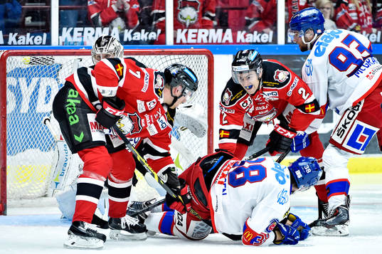 Malmö Redhawks Tobias Ericsson och Nils Andersson kämpar