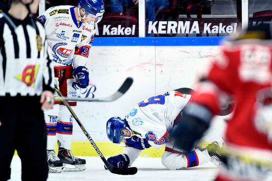 Oskarshamns Manuel Ågren ligger på isen