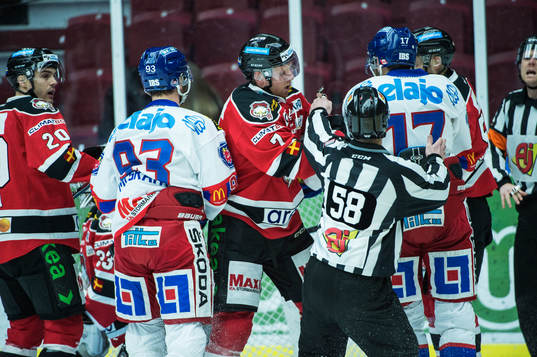 Malmö Redhawks Tobias Ericsson i närkontakt med