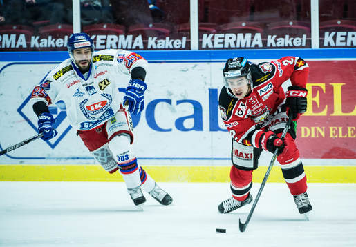 Malmö Redhawks Nils Andersson med pucken framför