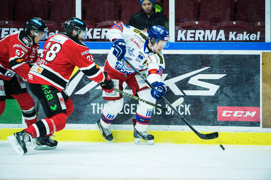 Oskarshamns Mikael Lidhammar med pucken mot Malmö Redhawks