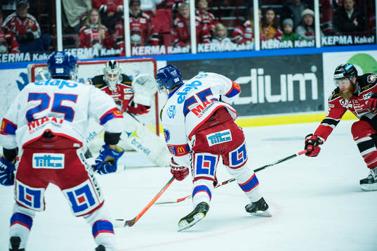 Oskarshamns Victor Öhman slår in 2-1 på Malmö Redhawks