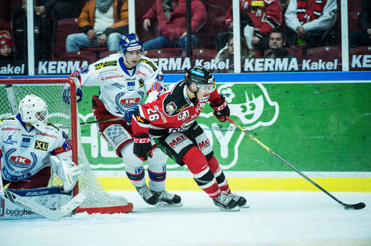 Malmö Redhawks Yanick Lehoux framför Oskarshamns målvakt