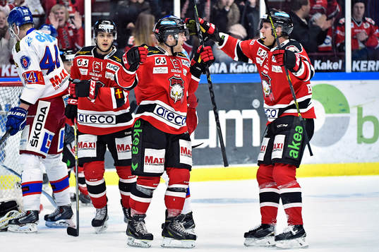 Malmö Redhawks Frederik Storm (mitten) firas