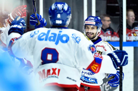 Oskarshamns spelare firar Victor Öhman gjort 1-2