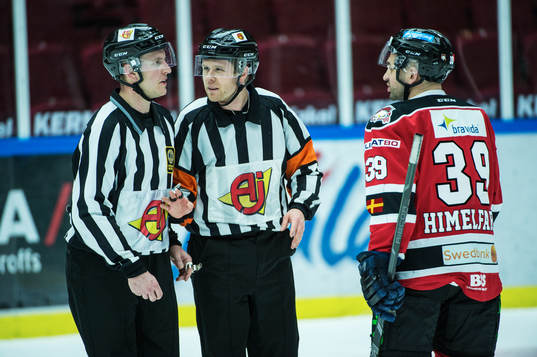 Domarna Rickard Nilsson och Filip Sandstedt och Malmö