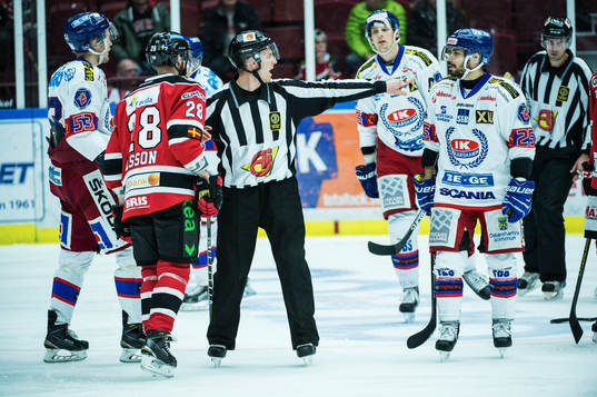Domaren går emellan Malmö Redhawks Jens Olsson och