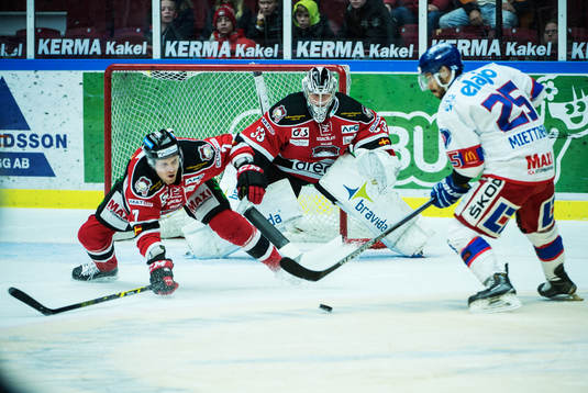 Oskarshamns Camilio Miettinen framför Malmö Redhawks