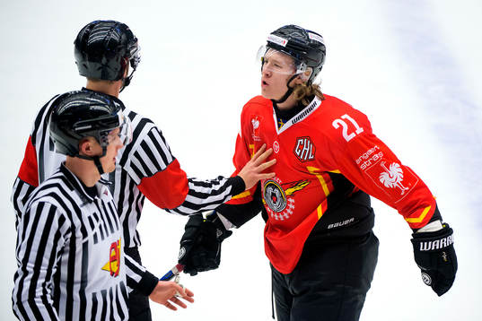 Luleås Emil Sylvegård pratar med domaren