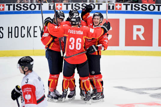 Luleås Johan Forsberg (th) firar 3-2 med lagkamraterna