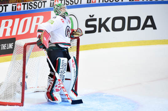 Frölundas målvakt Linus Fernström deppar