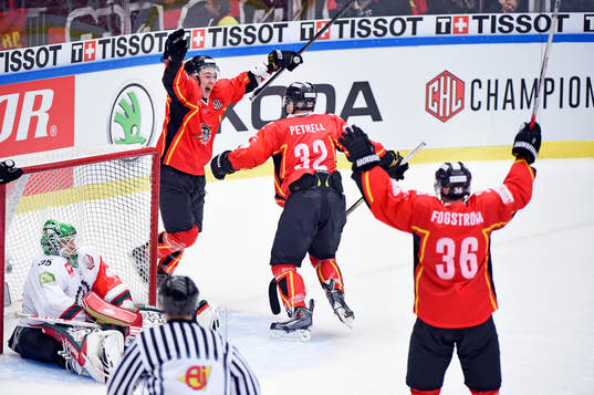 Luleås Johan Forsberg (tv) firar 3-2 med lagkamraterna