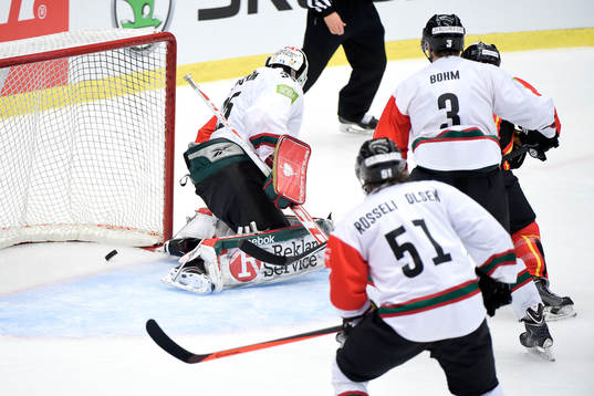 Frölundas målvakt Linus Fernström ser 3-2 glida in bakom