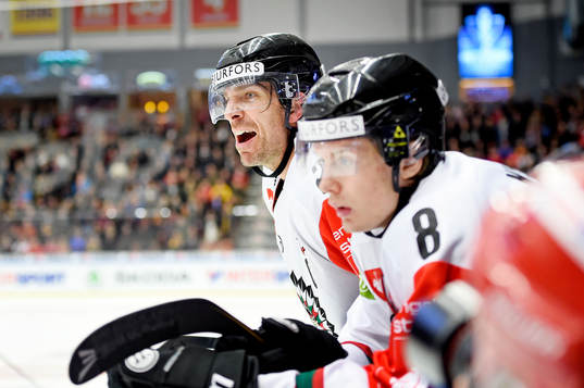 Frölundas Joel Lundqvist skriker från bänken
