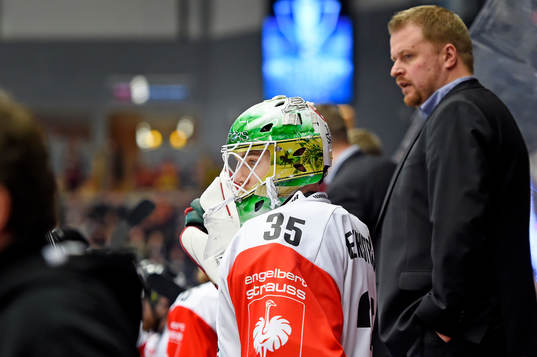 Frölundas målvakt Linus Fernström i båset