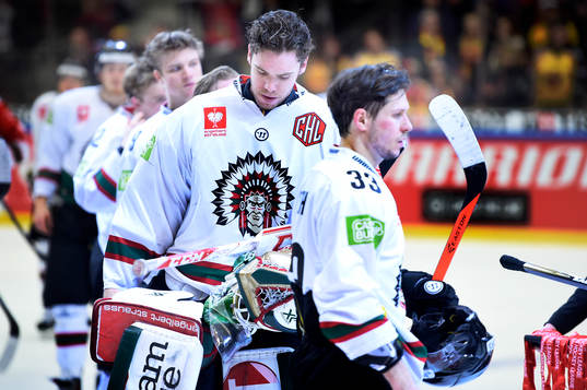 Frölundas målvakt Linus Fernström deppar