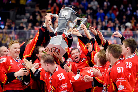 Luleås spelare lyfter pokalen