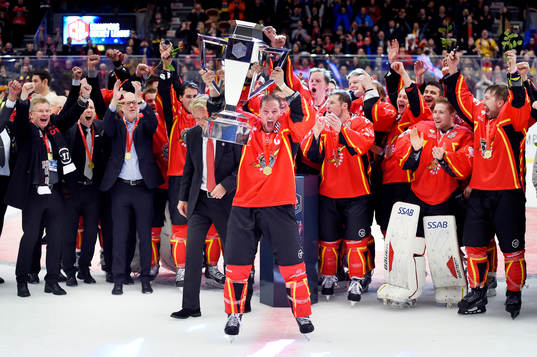Luleås lagkapten Chris Abbott lyfter pokalen