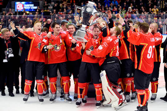 Luleås lagkapten Chris Abbott lyfter pokalen