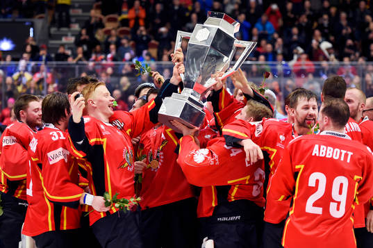 Luleås spelare lyfter pokalen