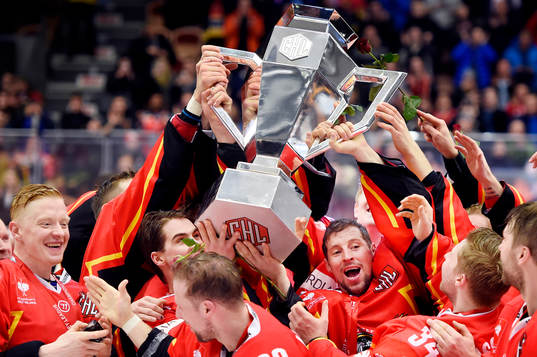 Luleås spelare lyfter pokalen