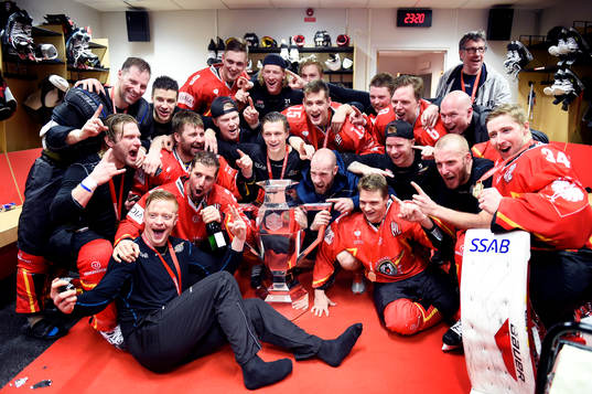 Luleås spelare firar med pokalen i omklädningsrummet