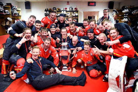 Luleås spelare firar med pokalen i omklädningsrummet